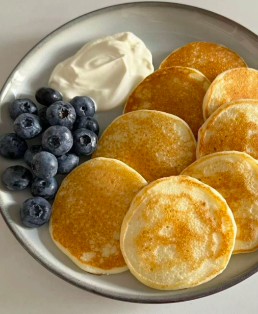 Pancakes with blueberry and yoghurt