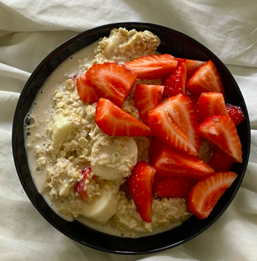 Oatmeals with strawberry and milk